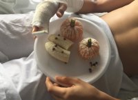 Menores en el Hospital de la Serranía celebran Halloween con un taller de cocina saludable