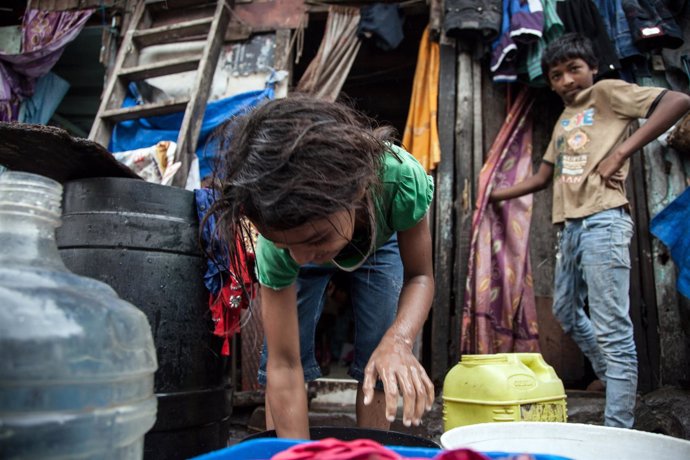 Niña en un slum en Nueva Delhi