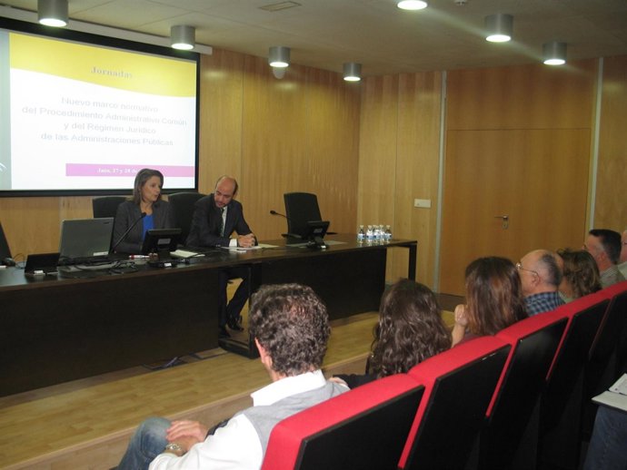 Cobo interviene en la jornada sobre novedades en procedimiento administrativo.