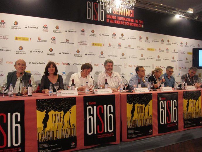 Angulo, director de la Seminci, junto con los participantes en la mesa redonda