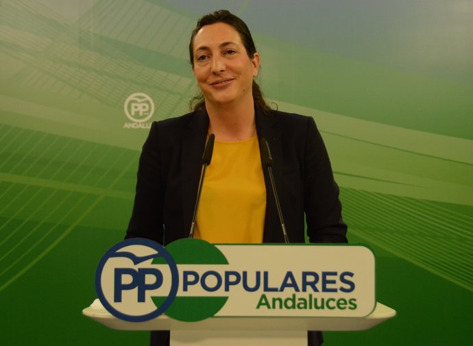 La secretaria general del PP andaluz, Dolores López, en rueda de prensa