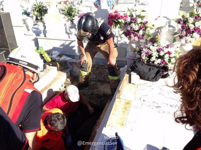 Rescate a una mujer en el cementerio de Sevilla