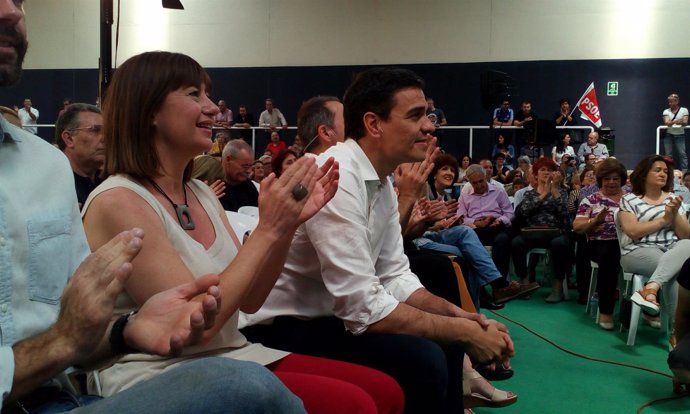 Imagen de archivo de Pedro Sánchez y Francina Armengol en mayo de 2016