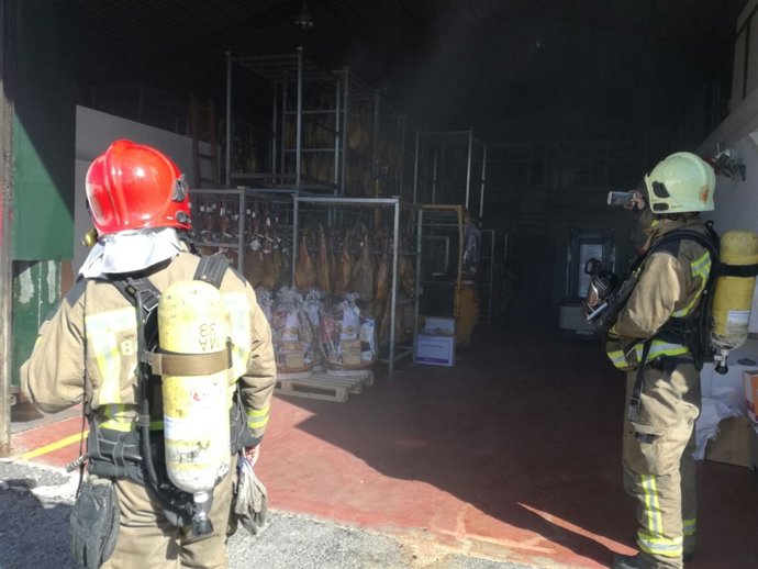 Incendio en una nave industrial de embutidos de Coria del Río (Sevilla)