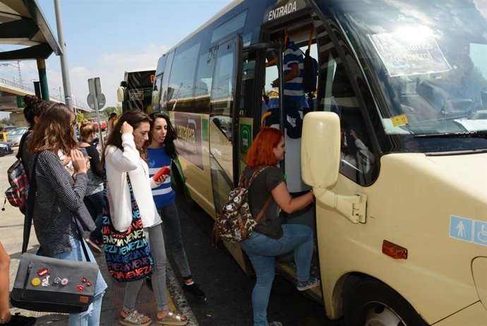 Vecinos de Tomares subiendo a la lanzadera del metro