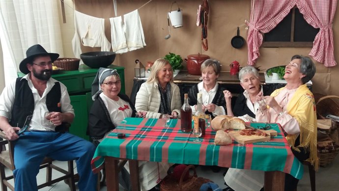 Mercedes Fernández en su visita a la Feria de la Miel de Boal.