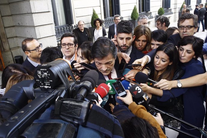 Javier Fernández atiende a los medios a la entrada del Congreso