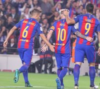 Un Barça 'fallón' gana con agonía al colista Granada