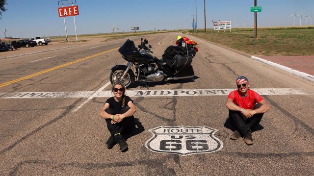 Los moteros Rafael Campos y Mari Carmen Gragera en la Ruta 66