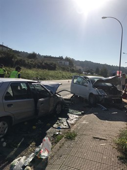 Choque entre dos coches en Noia (A Coruña)