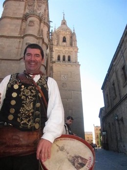 Ángel Rufino de Haro delante de la Catedral de Salamanca
