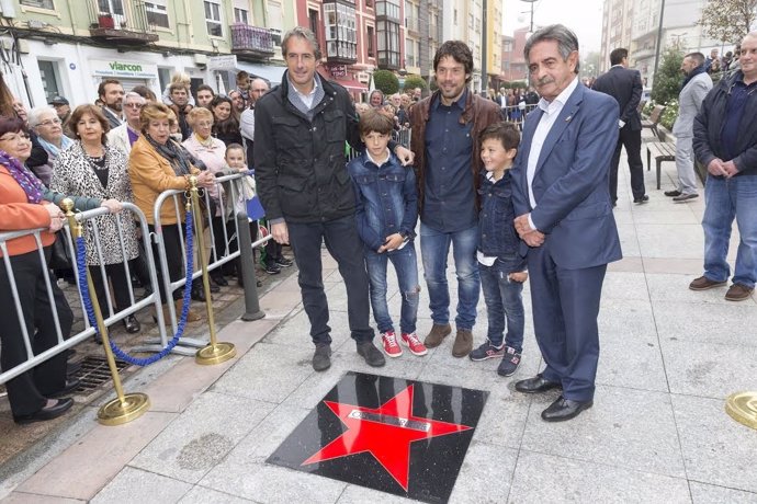 Óscar Freire descubre su estrella de la fama en Tetuán 