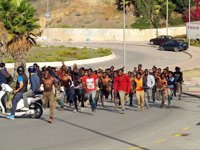 Se elevan a 32 los inmigrantes hospitalizados en Ceuta tras saltar la valla más de 200