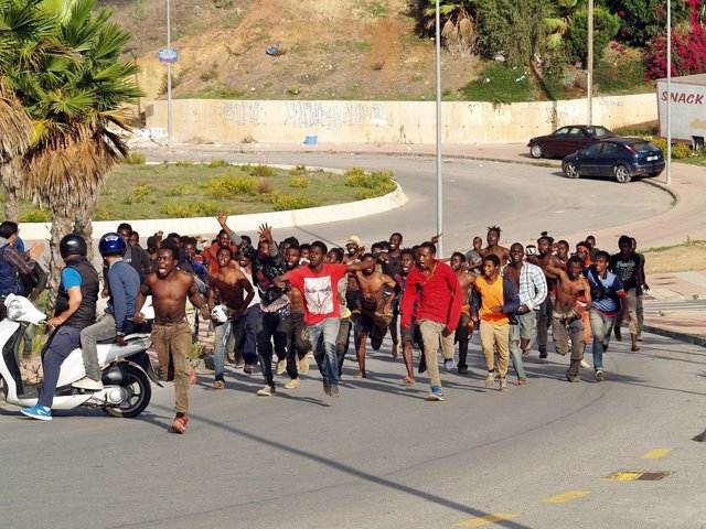 Inmigrantes acceden a Ceuta