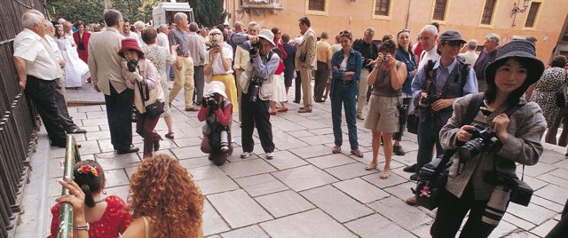 Turistas japoneses en el centro de Granada