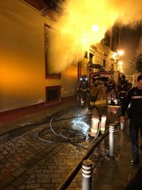 Treinta desalojados tras un incendio en una vivienda de Sevilla donde han muerto dos perros