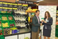 Mercadona realiza una nueva entrega de tarjetas de alimentos para ayudar a familias que atiende Cruz Roja en la Región