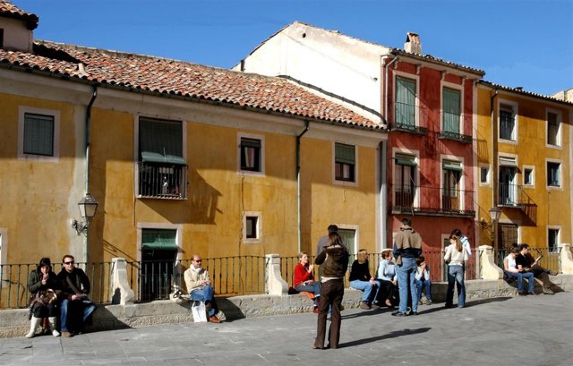 Turistas en la plaza mayor de Cuenca