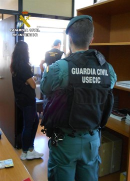 Imagen de la operación de la Guardia Civil durante la operación
