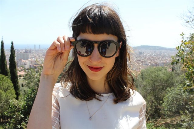 Una xica con las gafas inteligentes de We On Glasses