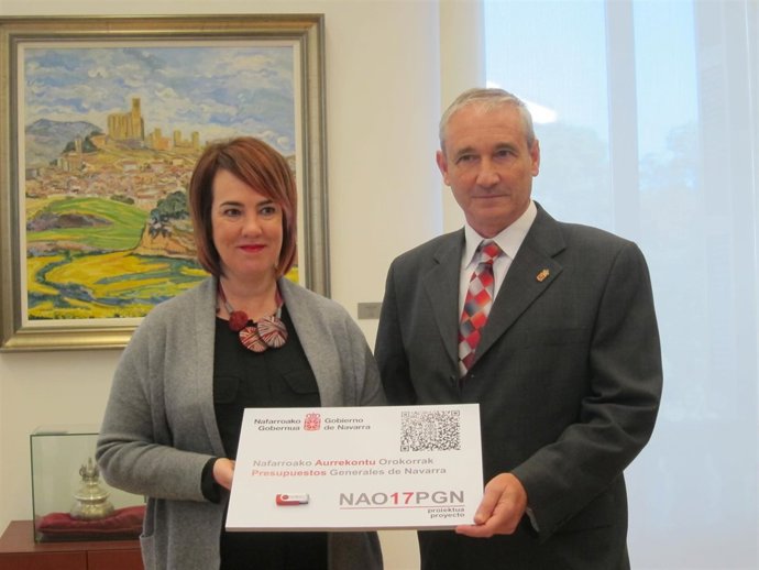 La presidenta del Parlamento y el consejero de Hacienda