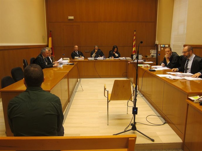 Juicio a un policía local de Badalona acusado de agredir a un menor 