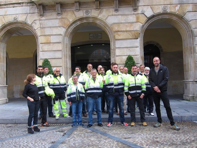Alonso (XSP), Castaño (IU) y trabajadores del contrato de conservación viaria.