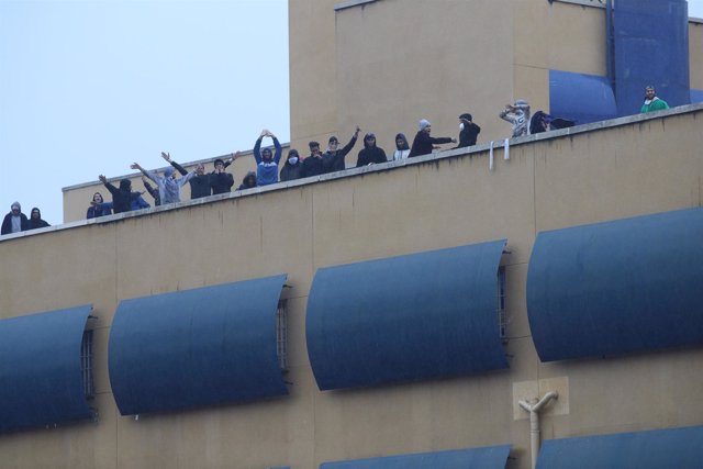 Inmigrantes en la zotea del CIE de Aluche en Madrid