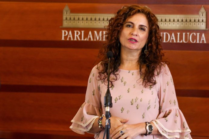 María Jesús Montero, consejera de Hacienda, en rueda de prensa en el Parlamento