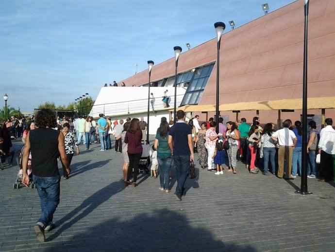 Visitantes en el Muelle de las Carabelas
