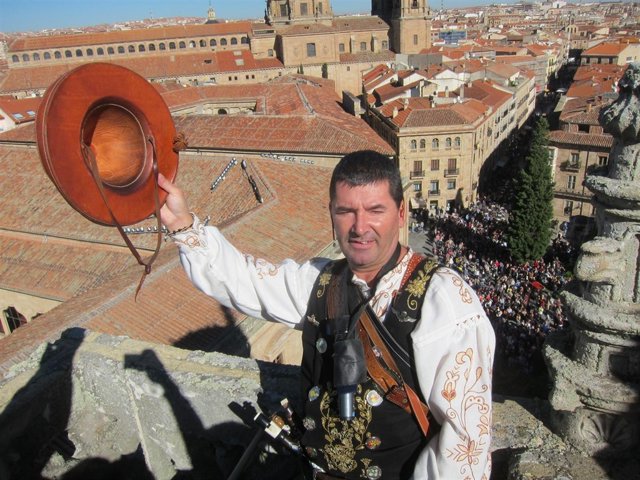  'El Mariquelo' Saluda Desde Lo Alto De La Catedral De Salamanca