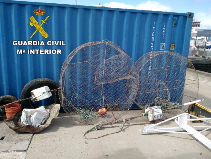 Material de pesca incautado por la Guardia Civil 