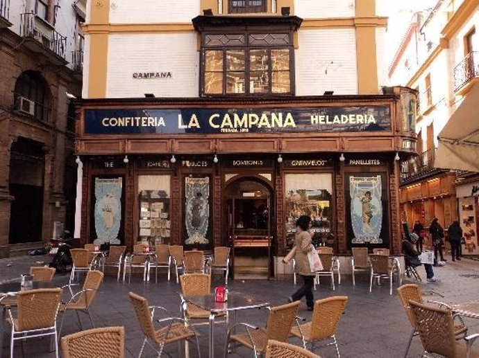 La fachada de la Confitería La Campana en el centro de Sevilla