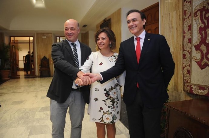Ruiz (izda.), Ambrosio y Villamandos, tras rubricar el convenio