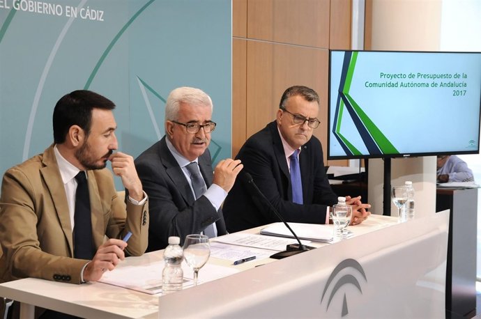 Jiménez Barrios presentando los presupuestos 2017 de la Junta en Cádiz