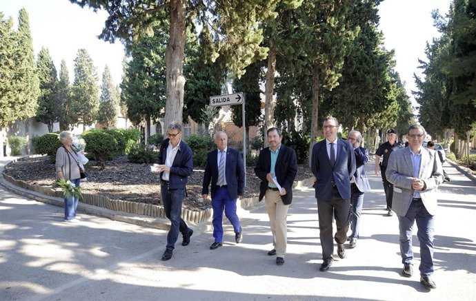 Imagen de la visita del alcalde al cementerio