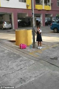 Una madre encandena a su hija de 8 años a una farola por faltar un día a clase