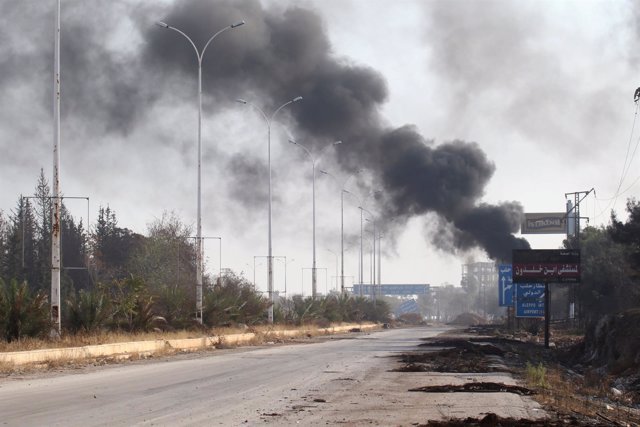 Una columna de humo tras una explosión en Alepo