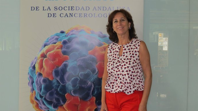 La presidenta de la Sociedad Andaluza de Cancerología, María José Ortiz