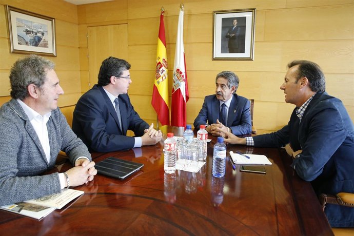 El presidente con representantes de la federación