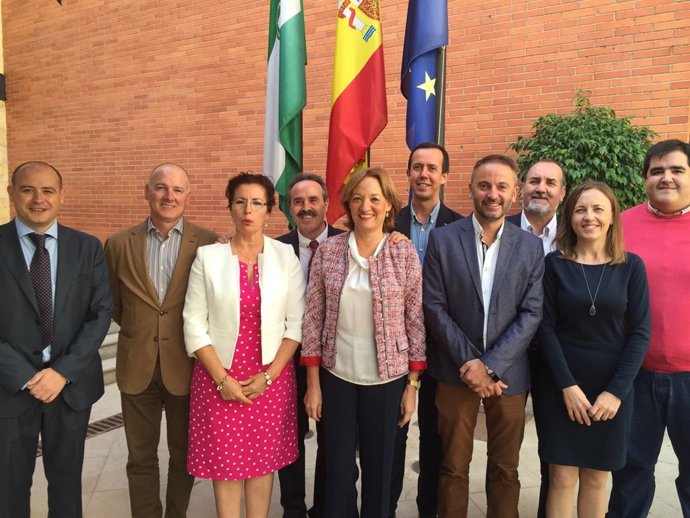 La consejera de Agricultura con los delegados de Almería