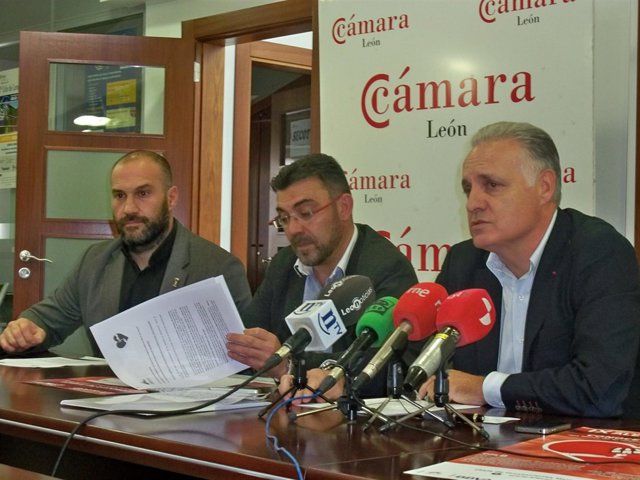 Manolo Martínez junto a Pedro Llamas y Javier Menéndez.