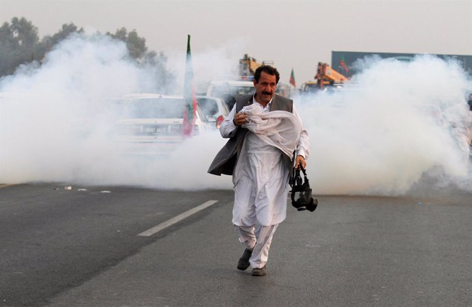 Gases lacrimógenos durante una marcha de protesta en Pakistán