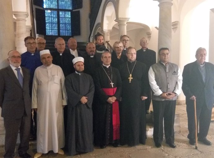 Representantes de las religiones convocadas en el encuentro interreligioso.