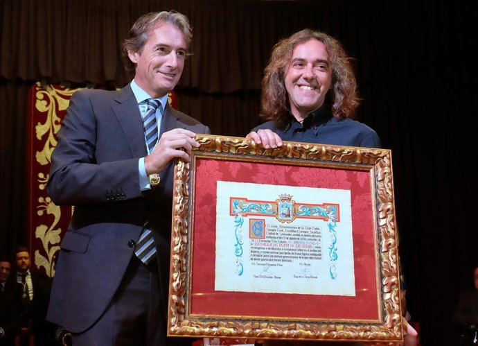 El hijo de Nando Yosu recibe la Medalla de Plata de la ciudad