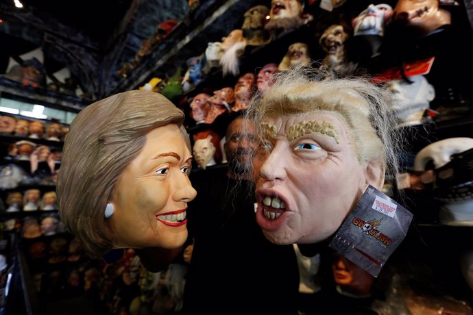 Caretas con los rostros de Donald Trump y Hillary Clinton