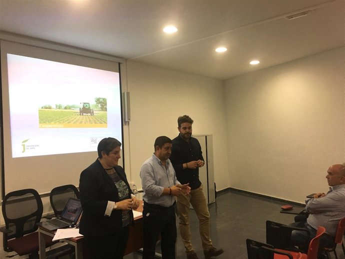 Reyes inaugura un curso de gestión de cooperativas