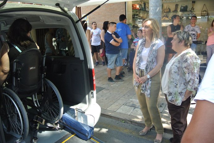 Taxi para personas con discapacidad física, silla de ruedas