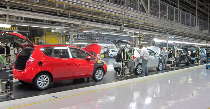 Trabajadores de la planta de Opel en Figueruelas.