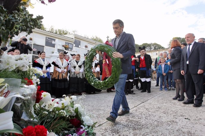 Ofrenda floral de Xulio Ferreiro en A Coruña